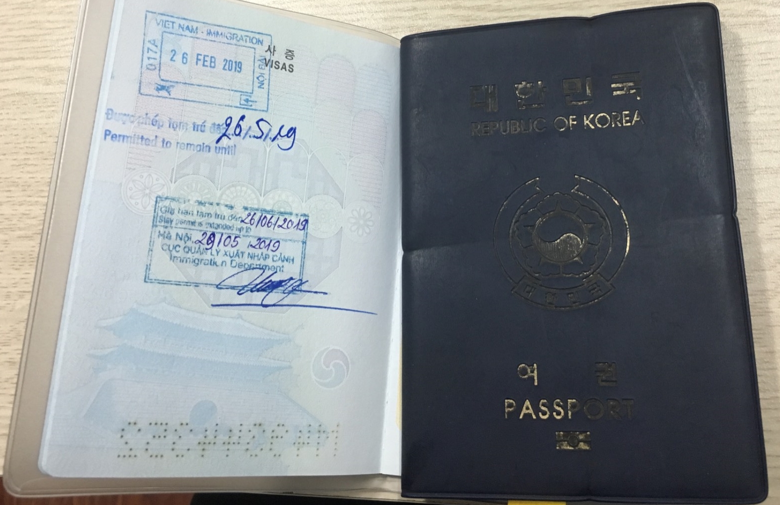 Gia hạn miễn thị thực cho khách nước ngoài